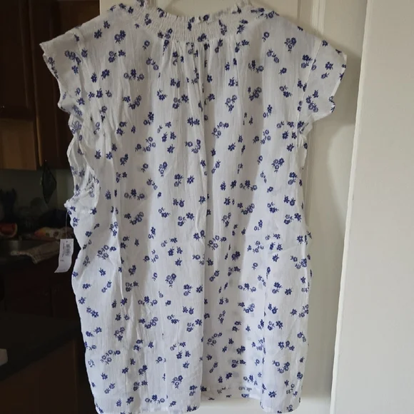 Old Navy White and Black Flutter Sleeve Blouse - Picture 4 of 4